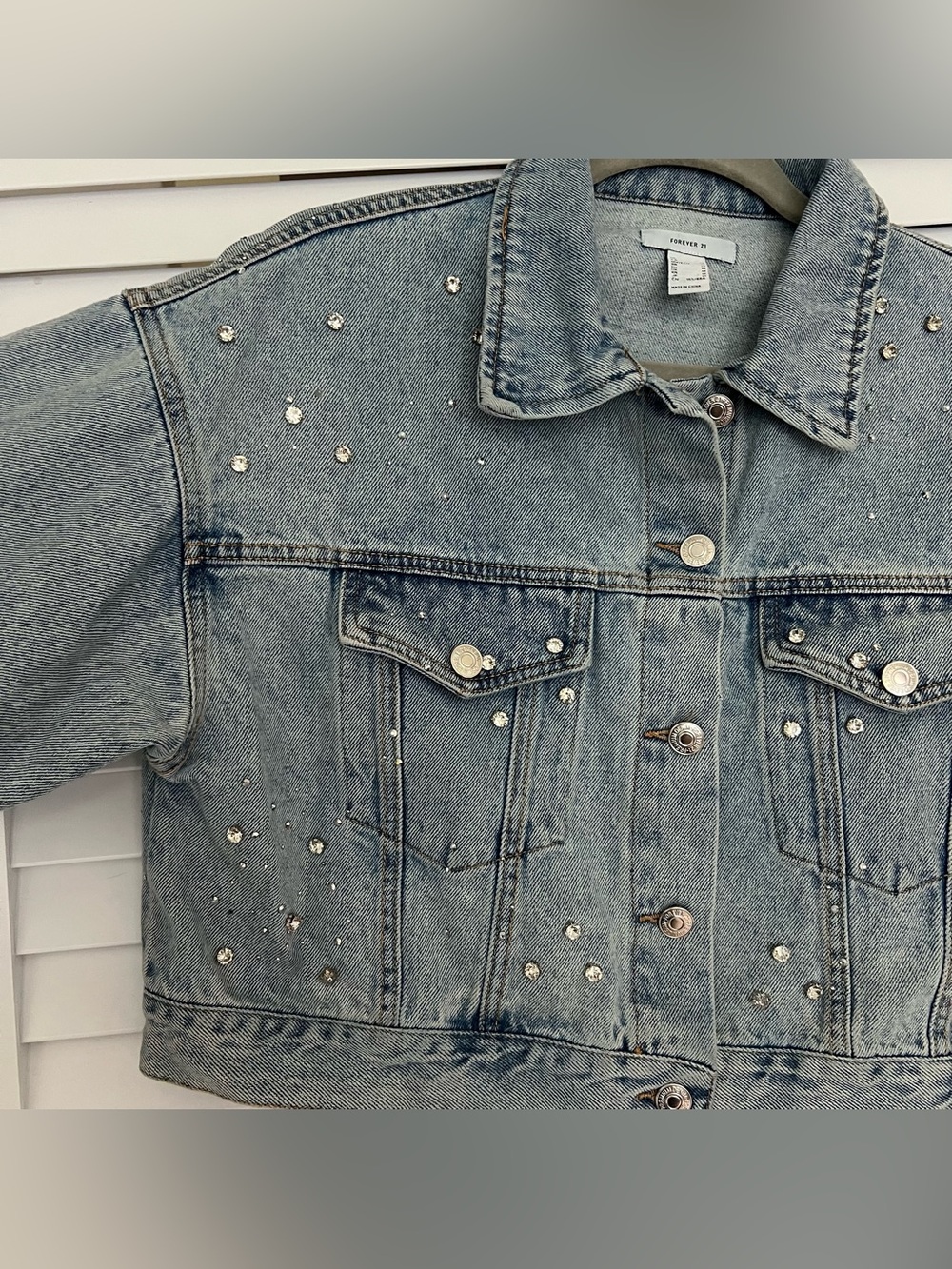 Forever 21 cropped jean jacket light wash embellished rhinestone size medium - Picture 5 of 11